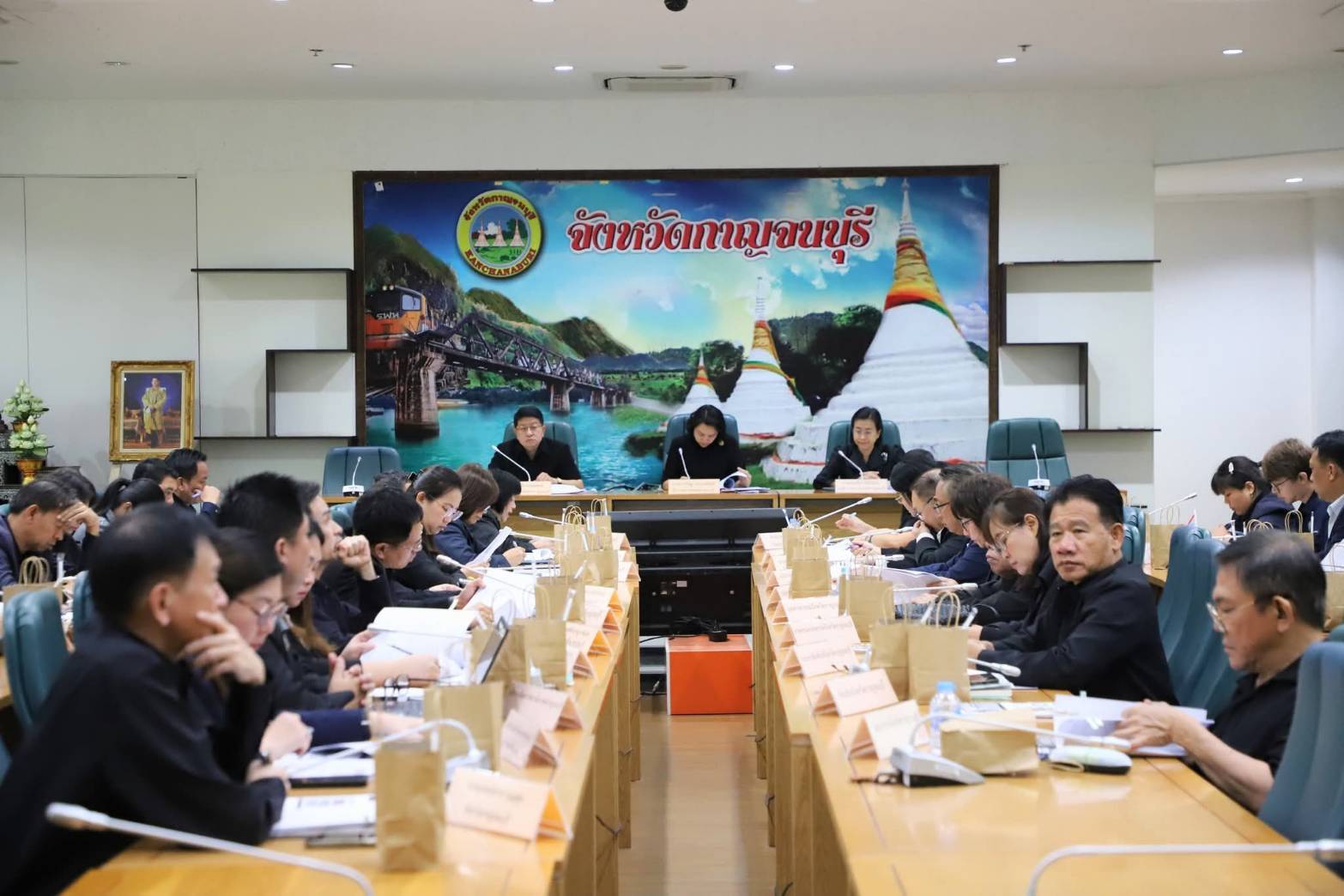 พช.กาญจนบุรี ร่วมประชุมคณะกรรมการร่วมภาครัฐและเอกชน เพื่อพัฒนาและแก้ไขปัญหาทางเศรษฐกิจจังหวัด ผลักดันโรงงานกระดาษไทยสู่แลนด์มาร์คใหม่ พร้อมยกระดับมาตรฐานสินค้าชุมชน