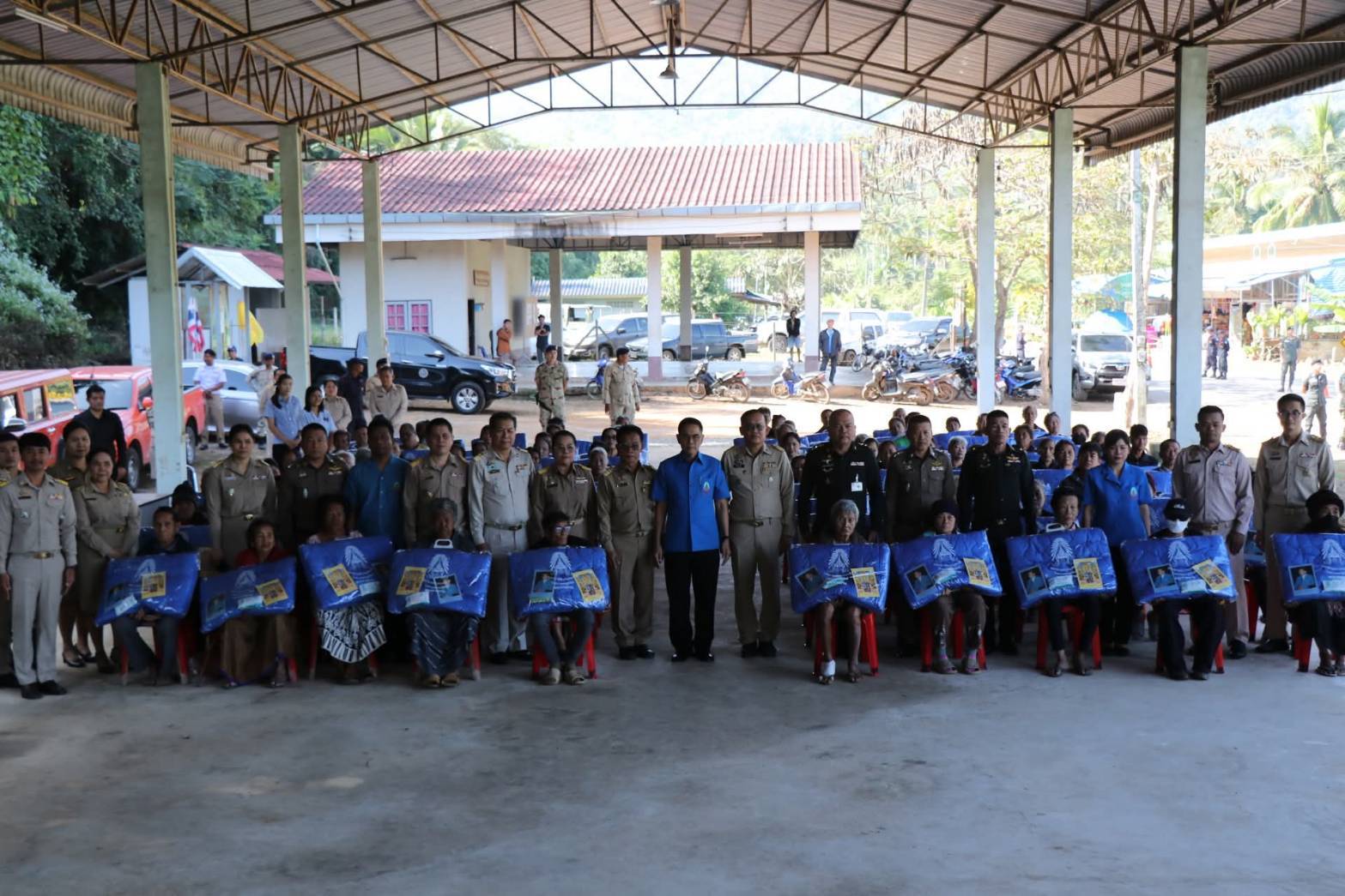 พช.กาญจนบุรี ร่วมพิธีมอบผ้าห่มกันหนาวพระราชทาน พร้อมยาและชุดเวชภัณฑ์ พื้นที่ตำบลบ้องตี้ อำเภอไทรโยค จังหวัดกาญจนบุรี