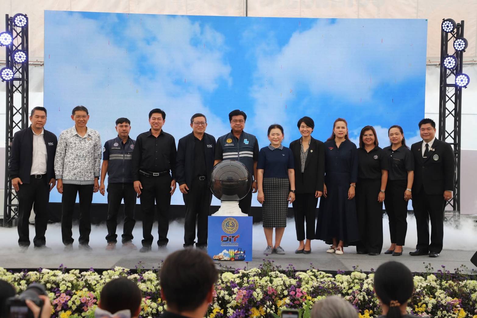 พช.กาญจนบุรี ร่วมเปิดงาน “มหกรรมธงฟ้าขับเคลื่อนเศรษฐกิจภูมิภาค จังหวัดกาญจนบุรี” ลดค่าครองชีพ มาช้อปของดี สินค้าคุณภาพ ราคาประหยัด ระหว่างวันที่ 23 – 25 มีนาคม 2569 ณ ลานข้าง อบจ.กาญจนบุรี