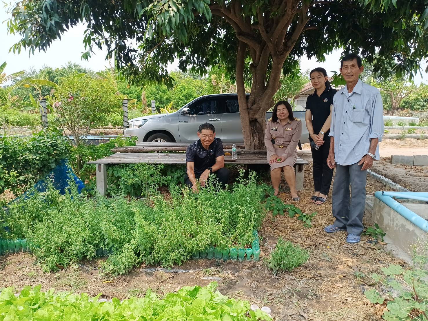 พช.กาญจนบุรี ลงพื้นที่ติดตามความสำเร็จ “โคก หนอง นา” พร้อมหนุนสร้างตลาดชุมชน ขับเคลื่อนเศรษฐกิจฐานรากอย่างยั่งยืน