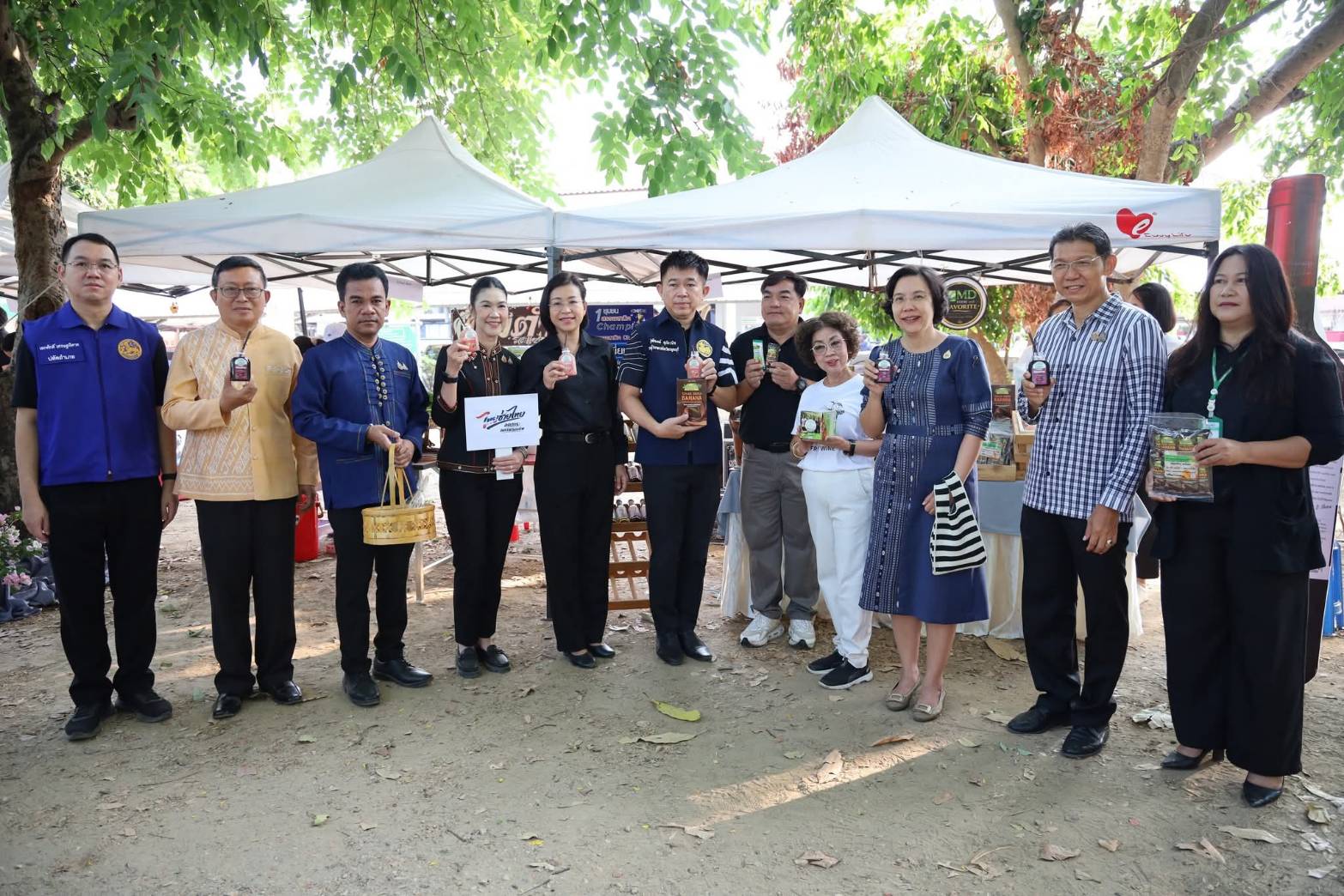 พช.กาญจนบุรี นำผลิตภัณฑ์ OTOP และผลิตภัณฑ์จากศูนย์สาธิตการตลาดและกิจกรรมของกลุ่มออมทรัพย์เพื่อการผลิต ร่วมโครงการ ไทยช่วยไทย กว่า 130 รายการ