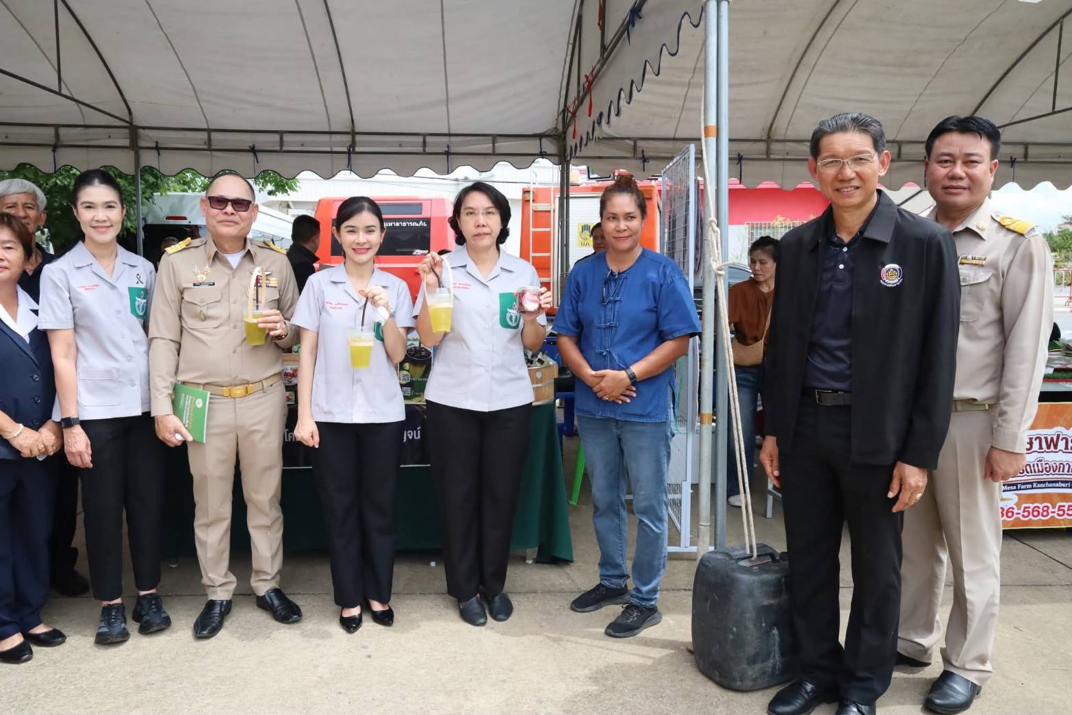 พช. กาญจนบุรี นำผู้ประกอบการ OTOP และเครือข่ายพัฒนาชุมชนร่วมกิจกรรมจังหวัดเคลื่อนที่ในพื้นที่อำเภอท่ามะกาโชว์ผลงานยกระดับการพัฒนาคุณภาพชีวิตและเศรษฐกิจฐานรากของชุมชน