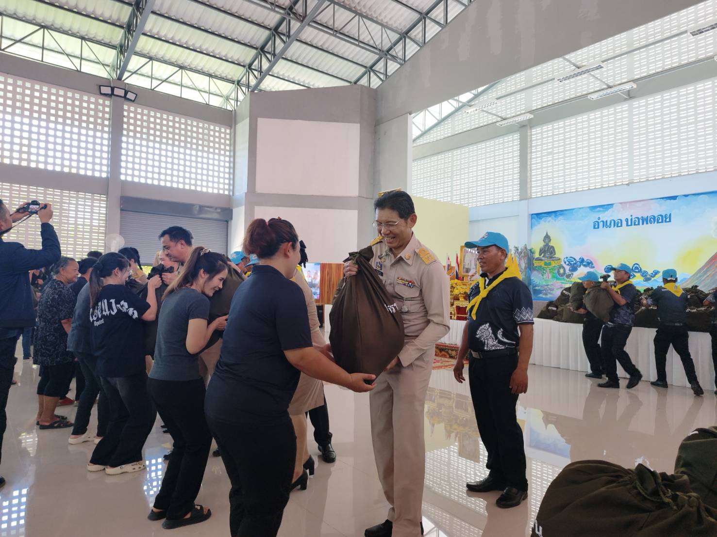 พช.กาญจนบุรี ร่วมเชิญถุงยังชีพพระราชทานแก่ราษฎรผู้ประสบภัยในพื้นที่ อำเภอบ่อพลอย อำเภอหนองปรือ อำเภอห้วยกระเจา