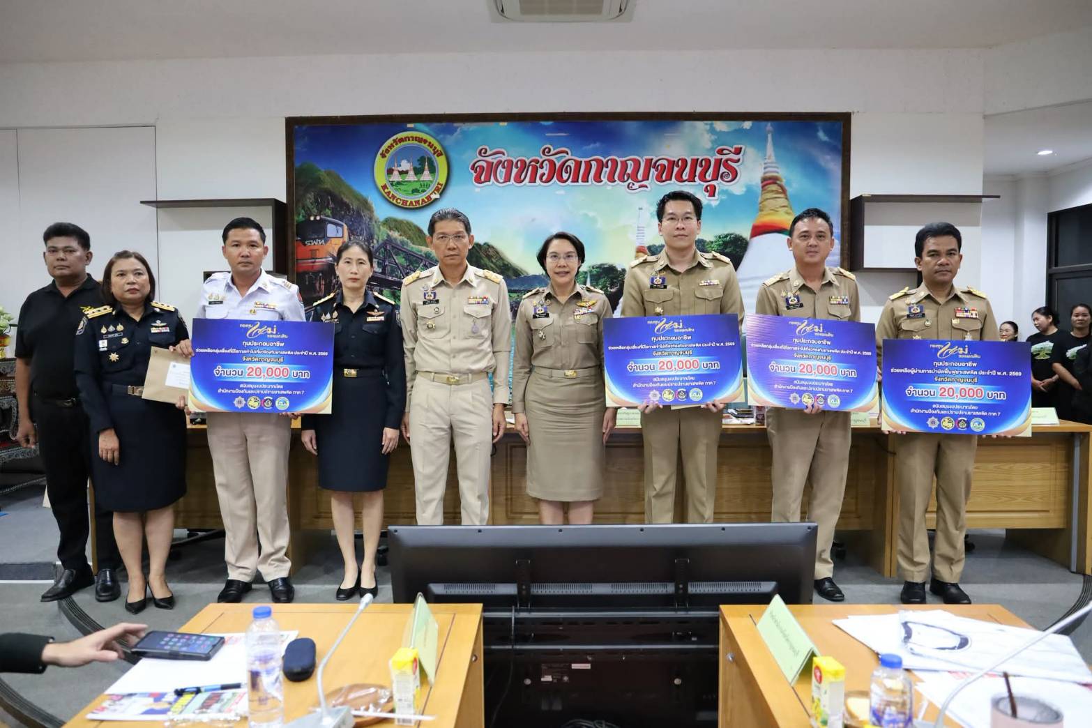 พช.กาญจนบุรี นำผู้ได้รับรางวัลผู้นำการเปลี่ยนแปลงฯ และมอบทุนแก่ผู้ผ่านการบำบัด ในที่ประชุมกรมการจังหวัดฯ ประจำเดือนกันยายน 2569